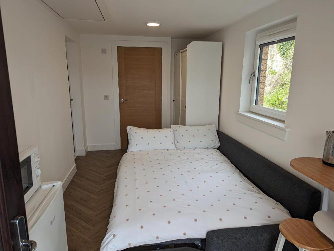 En-Suite Double Room With Private Entrance EDI Kültér fotó