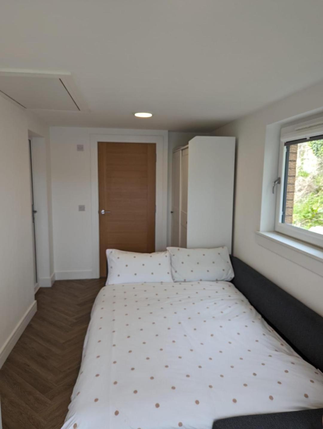 En-Suite Double Room With Private Entrance EDI Kültér fotó